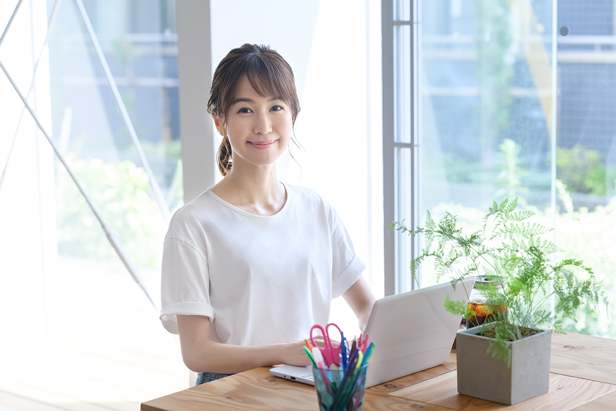 明るいオフィスで働く女性の様子